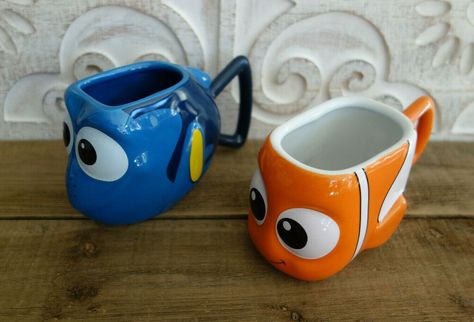 * WOW! DISNEY / PIXAR FINDING NEMO PAIR OF MUGS * NEMO & DORY * #DisneyPixar Disney Ceramic Mugs, Ceramics Characters, Disney Ceramics Ideas, Disney Clay Ideas, Nemo And Dory, Casa Disney, Nemo Dory, Disney Mug, Disney Coffee Mugs