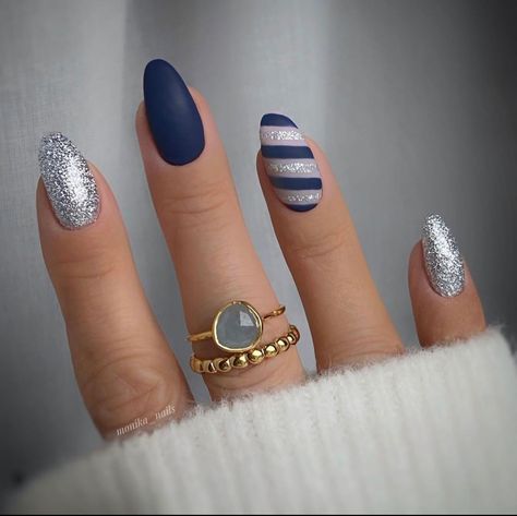 Winter Nails Almond Shape Blue, January 2023 Nails, New Year Nails Design 2022, Holiday Dip Nails, January Nails Ideas, January Nail Designs, Blue And Silver Nails, New Years Nail Designs, Silver Nail