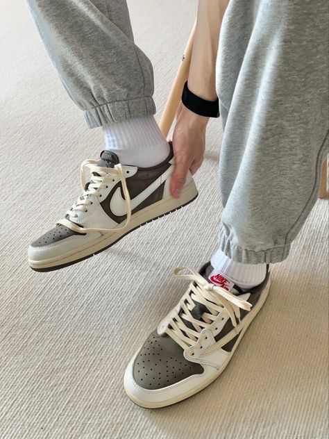 Sneaker Aesthetic Men, Tenis Aesthetic, Hombre Aesthetic, Sneaker Aesthetic, Aesthetic Hombre, Jordan 1 Outfit, Aesthetic Men, Urban Shoes, All Nike Shoes