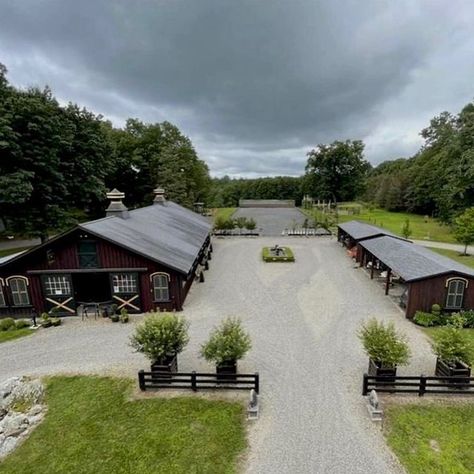 Horse Farm Layout, Luxury Horse Barns, Dream Barn Stables, Equestrian Barns, Stable Style, Horse Farm Ideas, Horse Barn Ideas Stables, Horse Barn Designs, Dream Stables