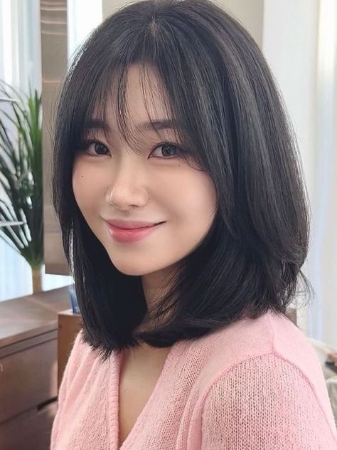 Korean fall hair color: dark gray long bob Round Face With Bangs Shoulder Length, Short Hair Haircuts Korean, Short Layered Haircuts For Oval Faces, Soft Bangs For Round Face, Short Oval Layered Haircut, Long Bob Asian Hair Round Faces, Short Hair With Oval Face, Short Hair With Soft Layers, Short Hair Asian Women Round Face