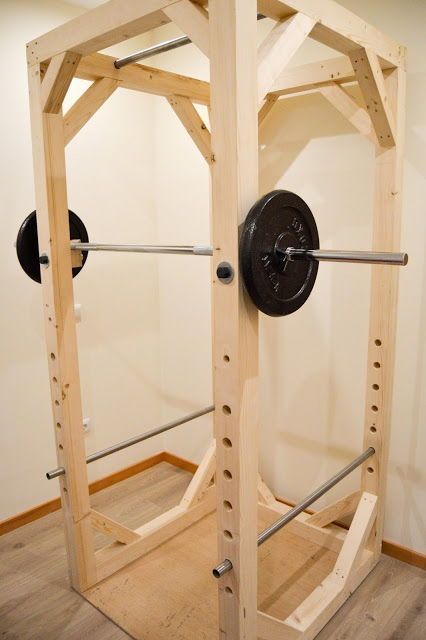 Ideas for building a diy wooden squat cage and power rack. These tutorials and plans are cheap for a garage gym on a budget. Easy ideas for beginners who want to save money with minimal equipment. Great piece of gear for weightlifting and powerlifting. Gain strength and workout at home with these exercise tips. Diy Squat Rack, Diy Power Rack, Home Made Gym, Backyard Gym, Diy Gym Equipment, Home Gym Garage, Weight Rack, Diy Home Gym, Diy Gym