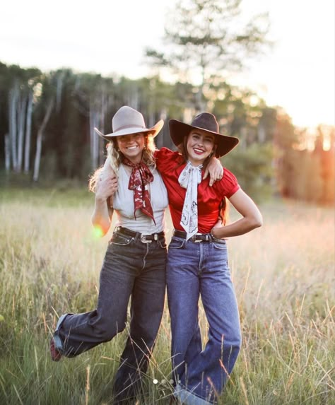 Country Outfits Photoshoot, Western Friend Photoshoot, Western Best Friend Photoshoot, Country Dancing Outfit, Western Photoshoot Outfits, Cowboy Fits, Western Ootd, Friend Senior Pictures, Western Photoshoot Ideas