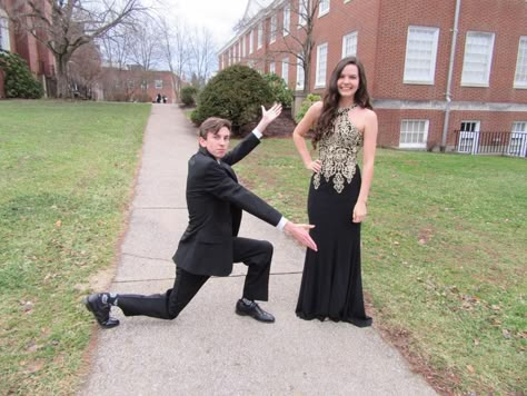 Prom Picture Poses For Couples, Couples Homecoming Pictures, Couple Prom Pictures, Couples Prom Pictures, Prom Pictures Group, Hoco Pictures, Funny Prom, Prom Photography Poses, Homecoming Poses