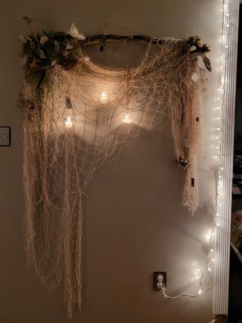 Fishing net, driftwood, sea.shells, candles, black tourmaline, wall decor Fishing Net Wall Decor, Fish Net Decor, Mermaid Room Decor, Ocean Bedroom, Ocean Room Decor, Decorate Room, Ocean Themed Bedroom, Mermaid Bedroom, Ocean Room