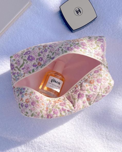 Floral Makeup Pouch, Quilted Makeup Bag Pattern, Light Pink Solid, Quilted Makeup Bag, Floral Makeup Bag, Toilet Bag, Colorful Blouse, Floral Makeup, Kindle Sleeve