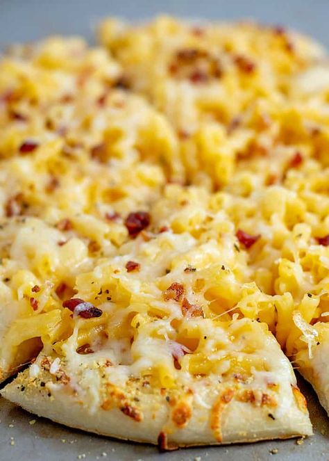 Max And Cheese Pizza, Mac N Cheese Pizza Recipe, Mac And Cheese Pizza Recipe, Pizza Recipes For Kids, Mac Abd Cheese, Cheese Flatbread Pizza, Macaroni And Cheese Pizza, Mac N Cheese Pizza, June Recipes