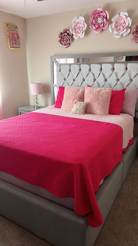 Hot Pink And Grey Bedroom, Pink Bed Frame Bedroom Ideas, Somier Cama Ideas, Hot Pink Room Ideas, Camas Aesthetic, Aesthetic Bed Sheets, Girl Apartment Decor, Glam Bedroom Decor, Luxury Room Bedroom