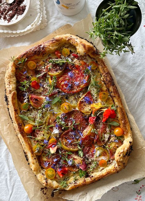 Perfect for fuss-free summer entertaining or last minute guests, this easy-to-prepare summer galette comes together quickly and highlights colorful heirloom tomatoes. Heirloom Tomato Pizza, Heirloom Tomato Galette, Quick Summer Recipes, End Of Summer Food, Summer Dinner Ideas Vegetarian, Summer Lunch Ideas For Guests, Easy Summer Food, Recipes For Guests, Summer Galette