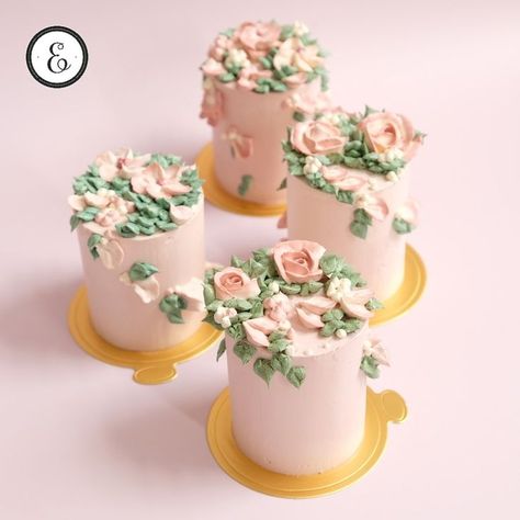 Pretty Floral Mini Cakes Mini Rose Garden, Floral Cakes, Luxury Cake, Garden Cakes, Cake Trends, Personalized Cakes, Mini Roses, 2024 Wedding, Edible Cake