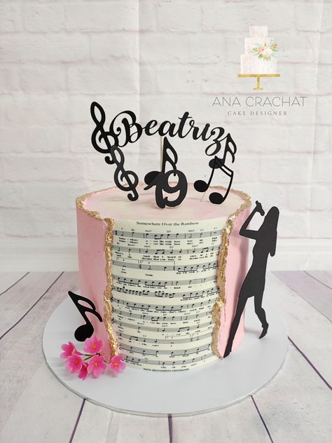 Singing Cake Ideas, Music Theme Cake Ideas, Music Cakes Birthday, Karaoke Birthday Cake, Singer Birthday Cake, Birthday Cake Music Theme, Birthday Cake 18th Birthday, Music Notes Cake, Music Cake Ideas