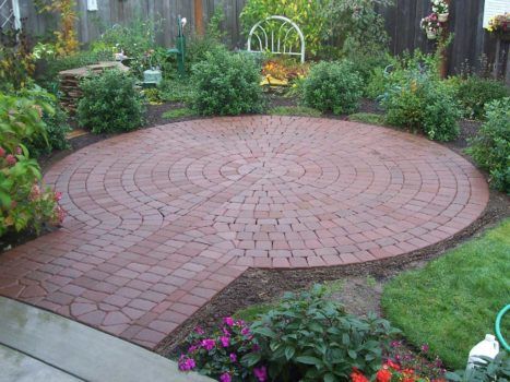 Brick Patio Ideas, Small Brick Patio, Circle Patio, Circular Patio, Backyard Layout, Brick Patio, Patio Pavers Design, Round Patio, Courtyard Gardens Design