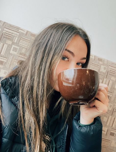 Selfie With Coffee Mug, Coffee Selfie, Cafe Drinks, Big Coffee Mugs, Bouidor Photography, Coffee Pictures, Self Portrait Poses, Black Art Painting, Sweet Escape