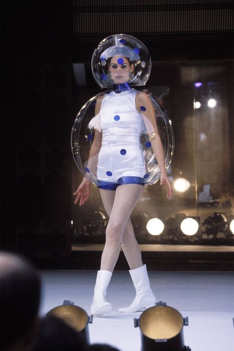 Retro Futurism Fashion, Space Age Fashion, Futurism Fashion, Andre Courreges, Futurisme Retro, Space Fashion, Space Girl, Weird Fashion, Space Suit