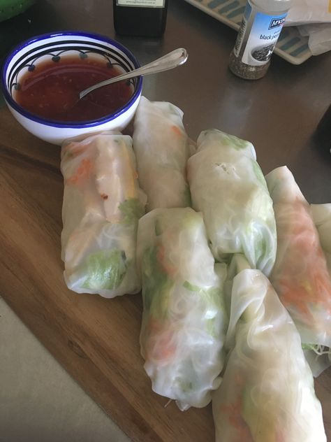 Homemade chicken rice paper rolls. Delishxx Homemade Chicken Rice, Chicken Rice Paper Rolls, Rice Paper Rolls, Bao Buns, Sushi Rice, Paper Rolls, Chicken Rice, Yummy Yummy, Rice Paper