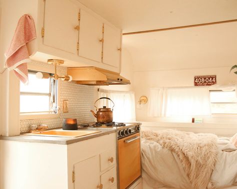 Vintage Camper Interior, Vintage Camper Remodel, Caravan Renovation, Trailer Interior, Retro Campers, Camper Remodel, Camper Makeover, Vintage Campers, Camper Renovation