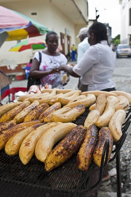 Plátanos asados en plena calle. ¿Puede ser más rico? #StreetFood #ProyectoPlato #Food Ghana Street Food, Ghana Foods, Grilled Plantains, Ugandan Food, Roasted Plantains, World Street Food, Ghana Food, Ecuadorian Food, Ghanaian Food