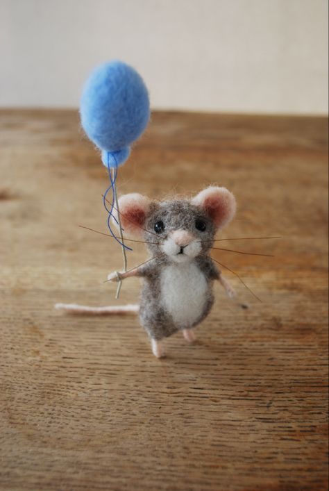 Small Felted Animals, Wool Felted Animals, Easy Felting Projects, Needle Felting Flowers, Felted Wool Projects, Felt Needling, Needle Felting Ideas, Needle Felted Mice, Felting Patterns