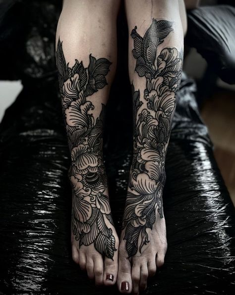 Arm Tattoos For Women Sleeve, Leg Band Tattoo, Upper Arm Tattoos For Women, Tattoos For Women Sleeve, Leg Band Tattoos, Fleurs Art Nouveau, Jagua Henna, Band Tattoo Designs, Skeleton Hand Tattoo