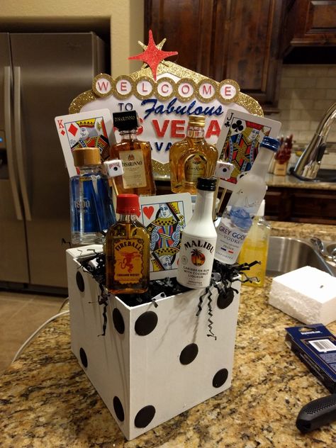 Las Vegas gift basket Casino Gift Ideas Diy, Vegas Goodie Bags Birthday, Las Vegas Gift Basket Ideas, Casino Night Party Gifts, Las Vegas Themed Gift Basket, Vegas Birthday Gift Ideas, Poker Themed Gift Basket, Vegas Party Ideas Decor, Casino Basket Ideas