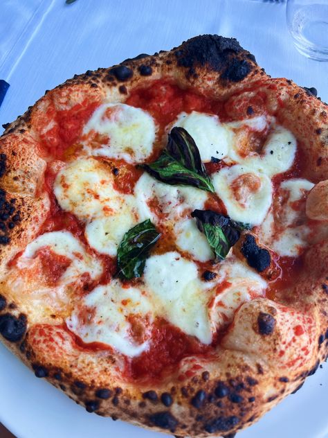 Italian pizza, red sauce, mozzarella, basil, pizza aesthetics, pleasant to see Pizza Margherita Aesthetic, Pizza Margherita Napoli, Italian Pizza Aesthetic, Italian Food Photography, Naples Pizza, Napoli Pizza, Napoli Food, Ital Food, Healthy Food Alternatives