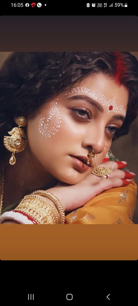 Bangali Navratri Look, Bengali Bindi Design, Bengali Bride Drawing, Bengali Bride Aesthetic, Bengali Look Photoshoot, Kolka Design Bridal, Gopi Dots Face Paintings, Bengali Kolka Design, Garba Jwellery