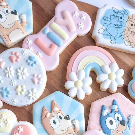 ᴄᴏᴏᴋɪᴇꜱ & ᴍᴏʀᴇ ʙʏ ɴᴀᴛᴀꜱʜᴀ on Instagram: "WACKADOO! Lily is four!!! 🐾🩵🌸  .  .  .  .  .  .  #cookie #cookies #sugarcookies #sugarcookiessouthafrica #sugarcookiesofinstagram #cookiesofinsta #cookiesofinstagram #cookiesofig #instacookies #instacookie #customsugarcookies #customcookies #birthdaycookies #bluey #blueyandbingo #blueybirthday #blueybirthdayparty #blueycookies #rainbowcookies #daisycookies #flowercookies #ballooncookies #royalicing #royalicingcookies #royalicingbiscuits #charactercookies #cookiersofinstagram #bakersofinstagram #bakersgonnabake #cookiesandmorebynatasha" Royal Icing Cookies Bluey, Bluey Birthday Cookies For Girl, Bluey Themed Cookies, Bluey Sugar Cookie, Bluey Cookies For Girl, Bluey Cookies Decorated, Bluey Cookie, Bluey Cookies, Cookie Glaze