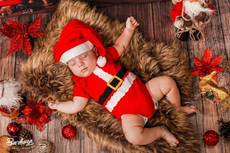 1st Christmas Ideas, Mother Daughter Halloween Costumes, Natal Baby, 2nd Birthday Photos, Christmas Baby Pictures, Baby Santa, Baby Christmas Photos, Newborn Baby Photoshoot, Wedding Gifts Packaging