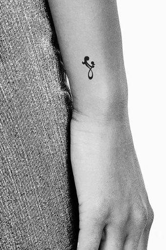 Mother Of A Son Tattoos, Tatoos For Mother And Dauther, Mummy Daughter Tattoos, Girl Mom Tattoo Ideas, Mom Dedication Tattoos, Mom And Baby Tattoo Ideas, Mum And Baby Tattoo, Tattoo Baby Ideas For Mom, Mom Daughter Tattoos Meaningful