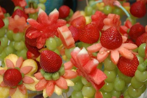 Baby Shower Bouquet, Baby Shower Fruit, Deco Fruit, Fruits Decoration, Savory Salads, Fruit Kabobs, Fruit Arrangements, Edible Arrangements, Ideas Food