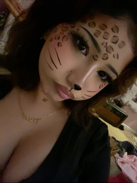 Chetta Makeup Look, Cheta Make Up, Cheetah Print Face Paint, Leopard Makeup Halloween, Cheetah Print Makeup, Cheetah Halloween, Cheetah Makeup, Tiger Makeup, Leopard Halloween