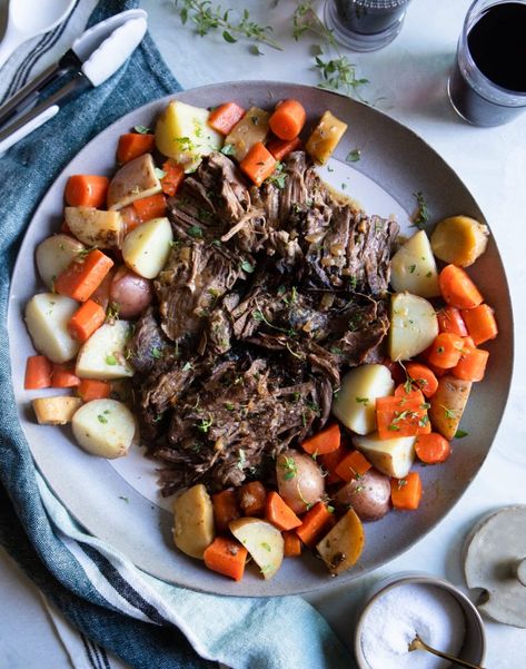 Top round roast in the slow cooker is a an affordable, easy and flavorful recipe you'll want to make all season long! Crockpot Top Round Roast, Top Round Roast Recipes, Easy Slow Cooker Roast, Round Roast Recipes, Slow Cooker Round Roast, Top Round Roast Recipe, Top Round Roast, Crockpot Roast Recipes, Pot Roast Crock Pot Recipes