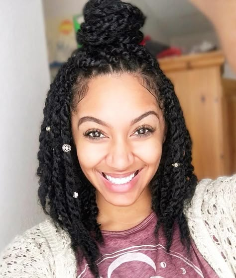 Half+Up+Bun+For+Twists Half Twist Hairstyles, Bandana Bayi, Natural Protective Styles, Twisted Hair, Twist Styles, Twist Braids, Popular Hairstyles, Twist Hairstyles, Black Girls Hairstyles