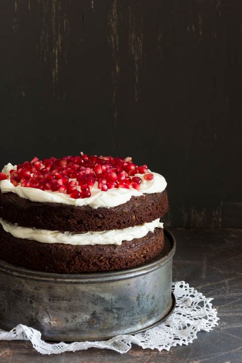 <!--:de-->Schokoladen-Mascarpone-Torte mit Granatapfeltopping<!--:--><!--:en-->Chocolate-mascarpone-cake with pomegranate seeds<!--:--> Chocolate Mascarpone Cake, Pomegranate Cake, Chocolate Pomegranate, Chocolate Mascarpone, Mascarpone Cake, Cooking Club, Smitten Kitchen, Cake Fillings, Out Of The Blue