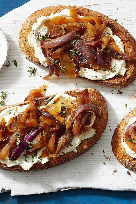 Goat Cheese Toast, Open Faced Sandwiches, Creamy Goat Cheese, Diner Recept, Cheese Toast, Dinner Party Recipes, Caramelized Onion, Dinner Easy, Low Carb Paleo