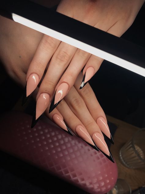 Black French Tip Stilleto, Nude French Nails, French Stiletto Nails, Point Nails, Black French Nails, Black French Tips, Pointed Nails, Black French, Black Stilettos