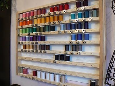 DIY - Great idea for organizing thread... better than the average spool rack because it has coordinating bobbin storage too!  (for now, slide matching bobbins under spools) Spools Of Thread, Bobbin Storage, Sewing Room Storage, Sewing Spaces, Thread Organization, Thread Storage, Dream Craft Room, Sewing Storage, Thread Holder