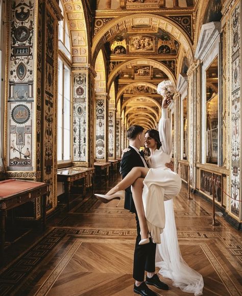 Engagement Photo Shoot Poses, Classy Engagement Photos, Vintage Engagement Photos, Museum Photography, Theatre Wedding, Couple Engagement Pictures, Wedding Couple Photos, Wedding Picture Poses, Wedding Court