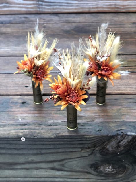 Groomsmen Boutonniere Rustic, Country Wedding Flowers Rustic, Western Bouteniers, Shell Casing Boutonniere, Shotgun Boutineers, Shotgun Shell Boutineer, Shotgun Wedding Ideas, Shotgun Shell Boutonniere Diy, Bullet Boutonniere