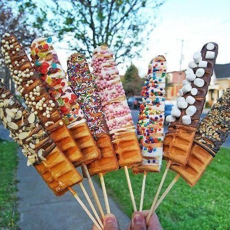 Waffle Stick, Waffle Pops, Trendy Food, Makanan Diet, Belgian Waffles, Milk Shakes, Köstliche Desserts, Fair Food Recipes, Food Goals