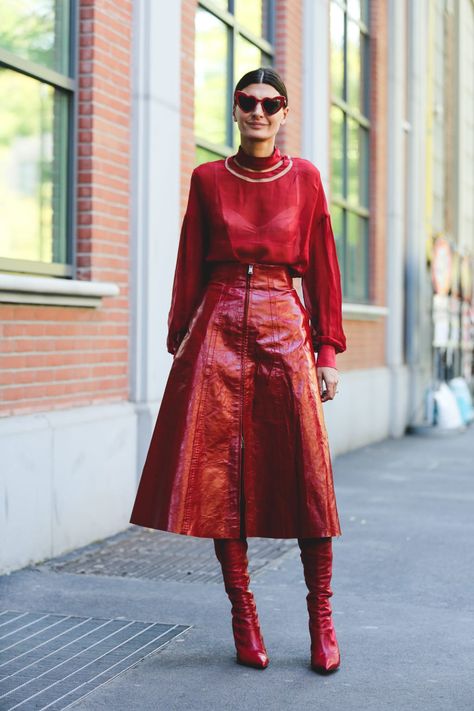 Milan Fashion Week Street Style Spring 2018 Photos Milan Fashion Week Street Style, Real Fashion, Giovanna Battaglia, Look Retro, Paris Mode, Milano Fashion Week, Milan Fashion Weeks, Looks Street Style, Street Style Trends