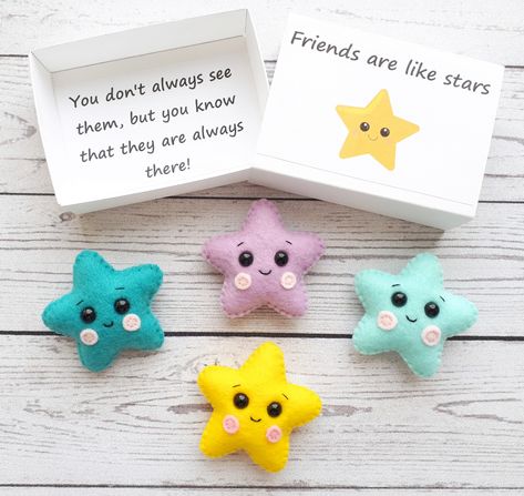 You are a star! Pocket hug with a love card is a great gift for girlfriend, gift for best friend, long distance friendship gift. These hand sewn felt pocket h Needle Felted Birthday Gifts, Support Gifts Friends, Gift For Friendship Day, Homemade Gifts For Friends Christmas, Pocket Hugs Diy, Friendship Day Diy, Gift For Long Distance Girlfriend, Diy Friendship Gifts, Diy Gift For Best Friend