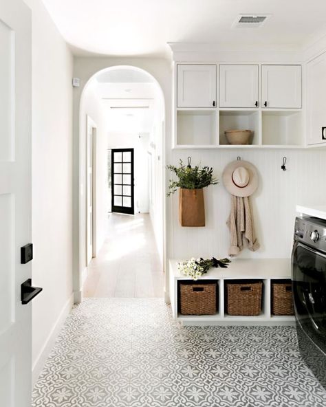 Farmhouse Design, Modern Interior Design, Bathroom, and Kitchen Ideas Modern Farmhouse Mudroom, Hamptons Farmhouse, Modern Farmhouse Laundry Room, Small Mudroom, Small Mudroom Ideas, Laundry Room Tile, Scandinavian Room, Mudroom Lockers, Decor Modern Farmhouse