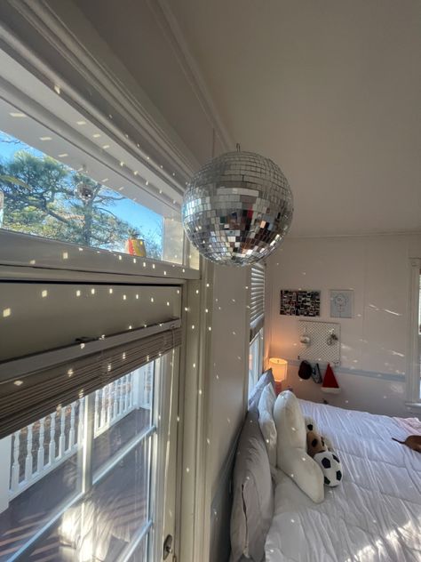 Disco Ball In Room, University House, Ball Room, Beachy Room, Cute Bedroom Decor, Cute Room Ideas, Room Transformation, Pretty Room, Room Redo