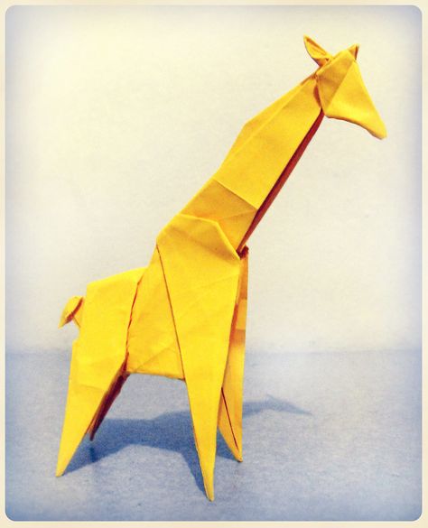 Origami Giraffe | Disenada por Seiji ... Origami Giraffe, Diy Origami Home, Diy Origami Home Decor, Origami Home Decor, Origami Tattoo, Origami Shapes, Hanging Craft Ideas, Hanging Craft, Origami Paper Art