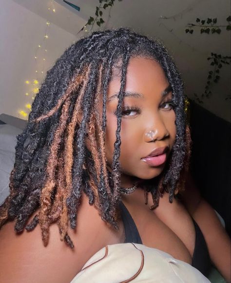 Black Locs With Highlights, Loc Girl Aesthetic, Locs Skunk Stripe, Two Tone Locs, Black Hairstyles For Round Faces, Locs Colors, Dreads Black Women, Short Dreadlocks Styles, Twa Hairstyles