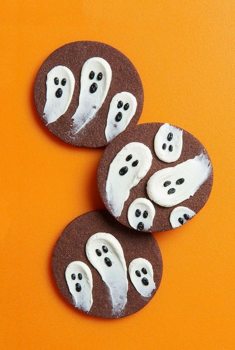 Craving Halloween cookies? All you need is icing, candy, and a little bit of ghoulish creativity. We'll show you how to decorate Halloween cookies that are scary yet sweet with designs like monsters, pumpkins, spiders, cats, skeletons, and more. #halloweencookies #halloween #halloweentreats #bhg Halloween Biscuits, Easy Halloween Cookies, Halloween Oreos, Halloween Snacks For Kids, Postres Halloween, Halloween Party Appetizers, Spider Cookies, Halloween Cookies Decorated, Halloween Sugar Cookies