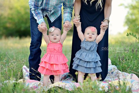 Twins With Parents Photography, Family Pictures With Twins, Twins One Year Photoshoot, Photoshoot With Twins, Family Photos Twins, Twin Toddler Photography, Twin Picture Ideas, Twin Babies Pictures, Twin Photoshoot