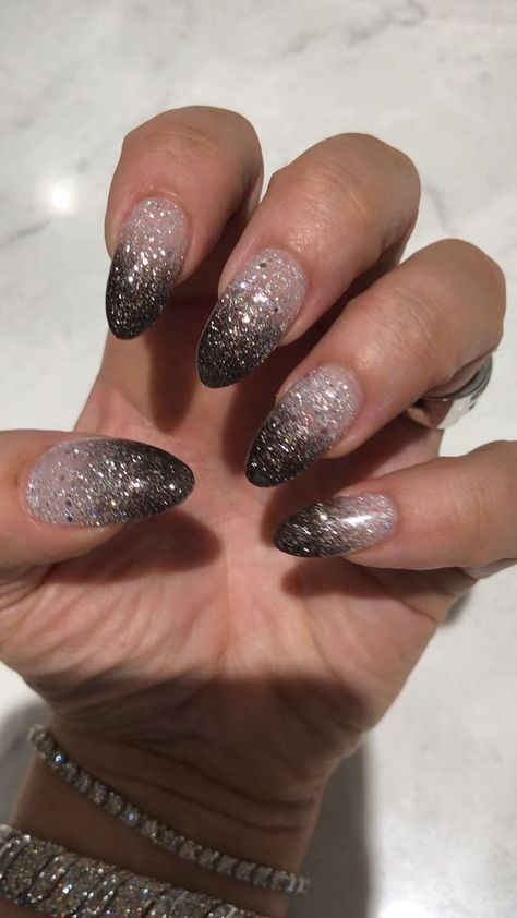 Ombre Nails With Glitter - Black Elegant Glitter Nail Almond Nails Black And Silver, Sylwester Nails, Ombre Nail Design, Nails Grunge, Silver Nail Designs, Henna Nails, Art Designs Ideas, Short Nails Art, Pretty Gel Nails