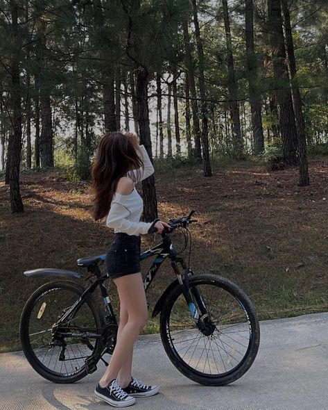 Bike Poses For Women, Bicycle Aesthetic, Bike Aesthetic, Sports Aesthetic, Adventure Aesthetic, Trik Fotografi, Instagram Photo Inspiration, Hair Tips, Cute Poses